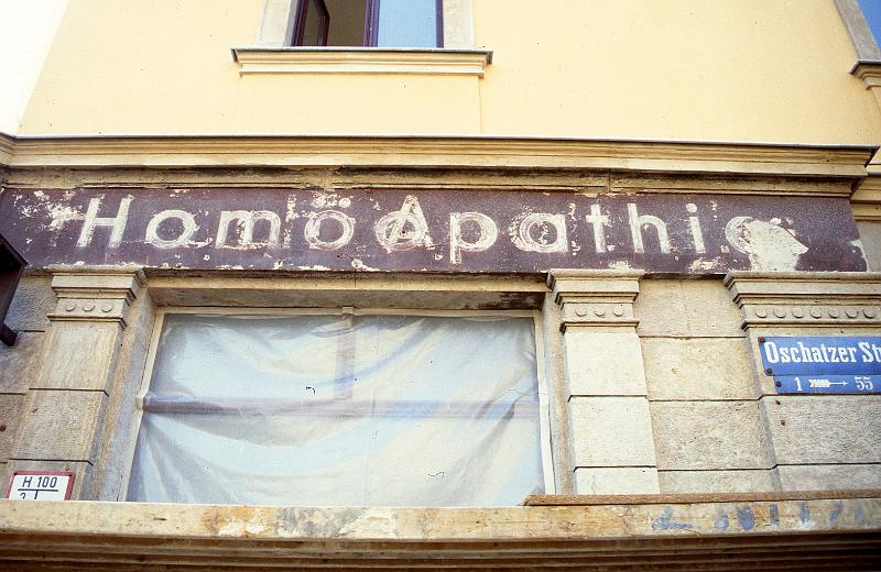 Dresden-Pieschen, Leipziger Str.-Ecke Oschatzer Str., 22.8.1996.jpg - Homöopathie (darunter: Apotheke)